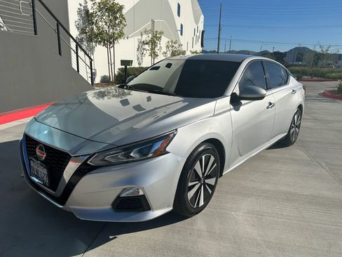 Used 2021 Nissan Altima 2.5 SV image 3