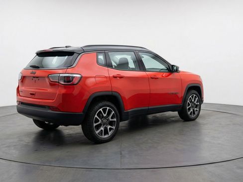 Used 2025 Jeep Compass Trailhawk AWD/4WD image 9
