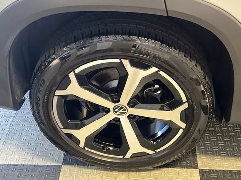 Certified 2025 Volkswagen Tiguan SE FWD image 16