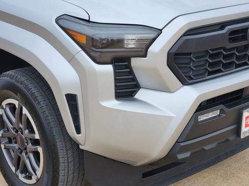 Used 2024 Toyota Tacoma TRD Sport image 11