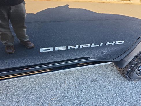 Used 2021 GMC Sierra 2500 Denali w/ Denali Black Diamond Edition image 6