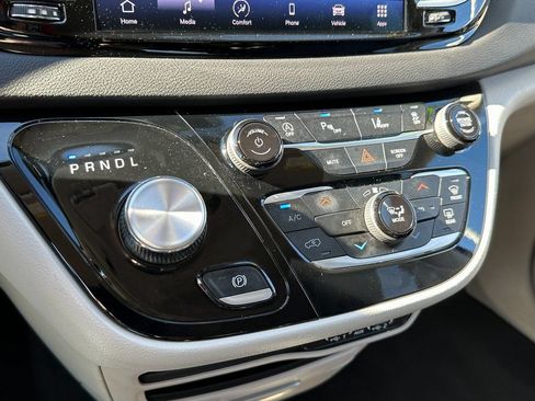 Used 2024 Chrysler Pacifica Touring-L FWD image 29