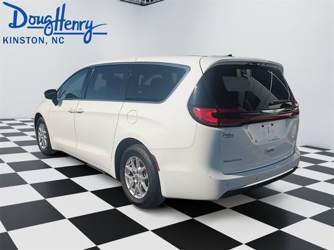 Used 2024 Chrysler Pacifica Touring-L image 3