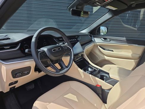 Used 2025 Jeep Grand Cherokee Limited image 4