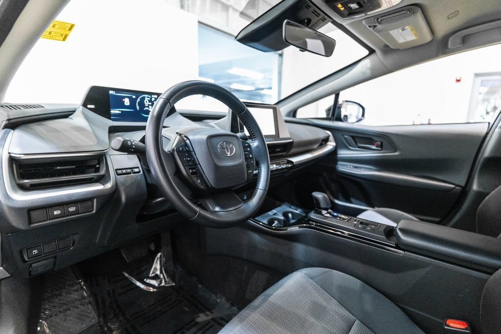 Used 2025 Toyota Prius LE FWD image 4