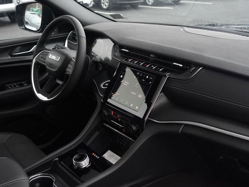 New 2025 Jeep Grand Cherokee L Altitude image 57