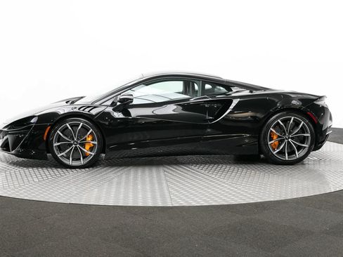 Used 2023 McLaren Artura RWD image 3