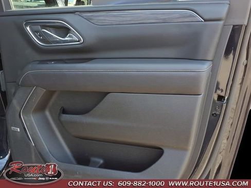 Used 2023 GMC Yukon XL SLT w/ SLT Premium Package image 18