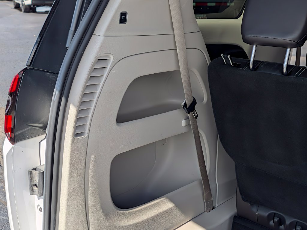 Used 2024 Chrysler Pacifica Touring-L FWD image 19
