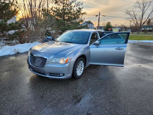 Used 2013 Chrysler 300 w/ Driver Convenience Group image 32