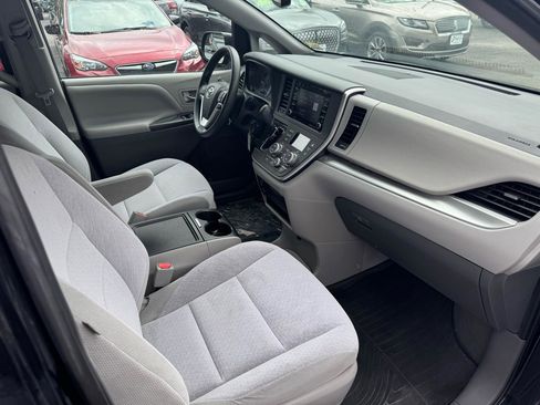 Used 2020 Toyota Sienna LE FWD image 16