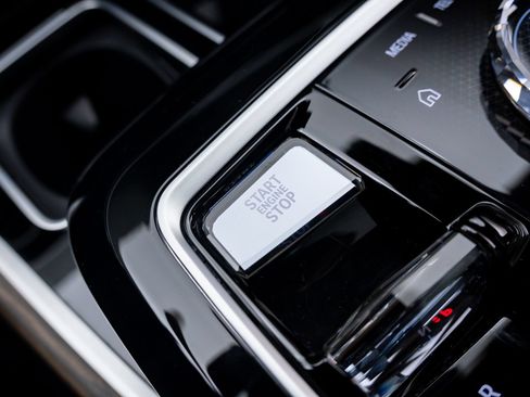 Certified 2023 BMW 760i xDrive AWD/4WD image 29