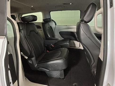 Used 2024 Chrysler Pacifica Touring-L FWD image 29