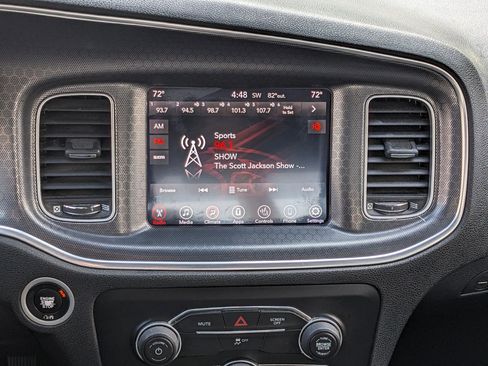 Used 2017 Dodge Charger SXT image 3