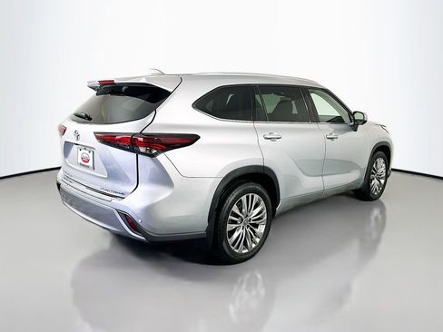 Used 2024 Toyota Highlander Platinum AWD/4WD image 5