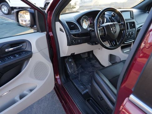 Used 2020 Dodge Grand Caravan SXT w/ Rear Park Assist Package image 13