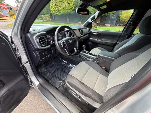 Used 2022 Toyota Tacoma TRD Sport image 9