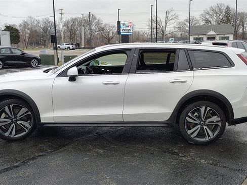 Certified 2025 Volvo V60 B5 Cross Country Plus image 5