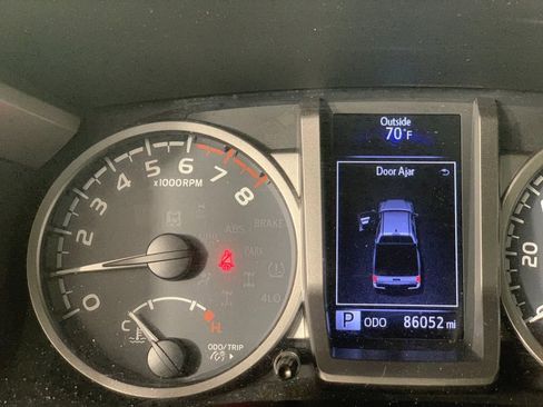 Used 2016 Toyota Tacoma Limited w/ Towing Package image 23