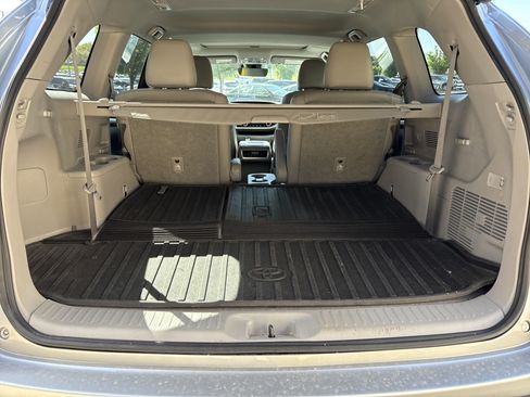 Used 2017 Toyota Highlander Limited image 32