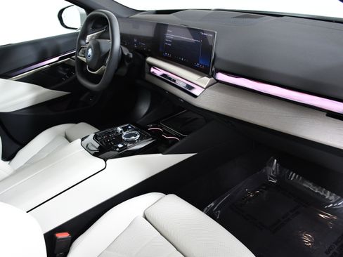 Used 2025 BMW i5 eDrive40i w/ Executive Package image 28