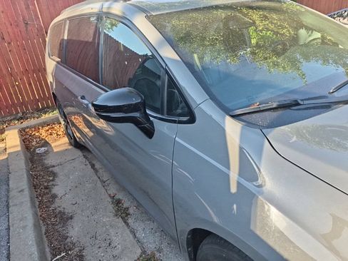 Used 2025 Chrysler Pacifica Limited FWD image 20