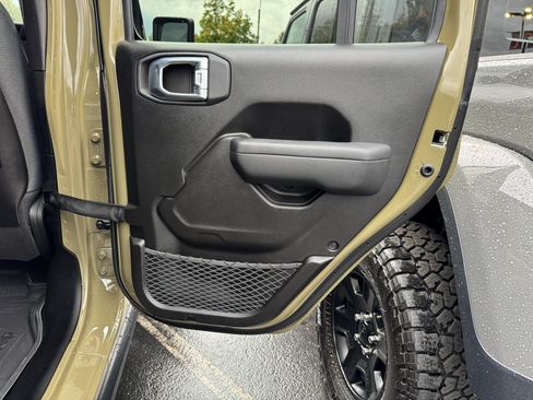 Used 2025 Jeep Wrangler Rubicon w/ Technology Group image 38