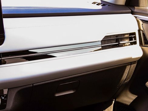 New 2025 Mitsubishi Outlander SE image 17