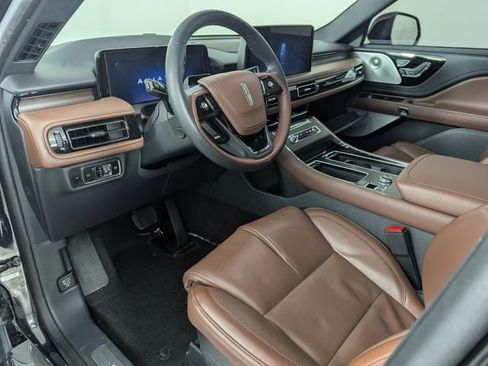 Used 2025 Lincoln Aviator Reserve w/ Equipment Group 201A image 12