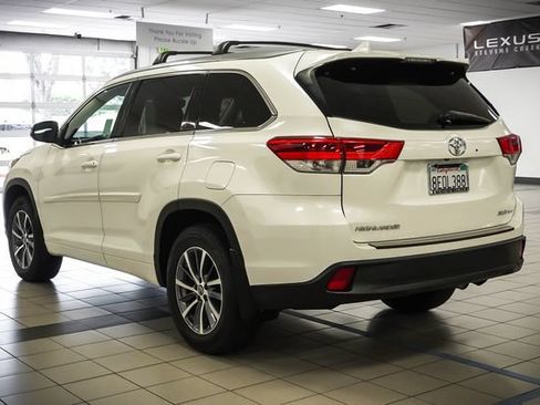 Used 2018 Toyota Highlander XLE w/ Carpet Mat Package (TMS) AWD/4WD image 8