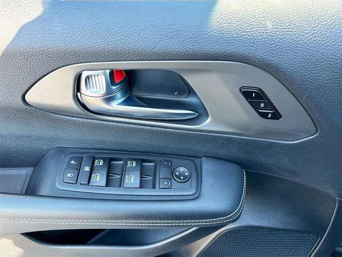Used 2025 Chrysler Pacifica Select FWD image 17