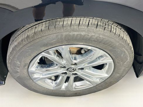 Used 2023 Toyota Sienna Platinum AWD/4WD image 34