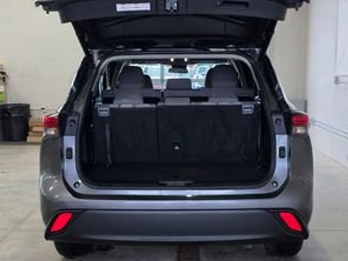 Used 2023 Toyota Highlander LE image 5