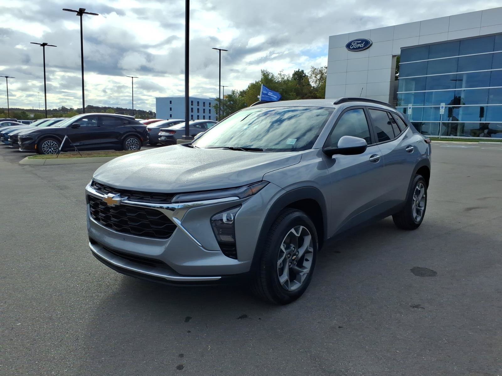 Used 2025 Chevrolet Trax LT FWD image 7