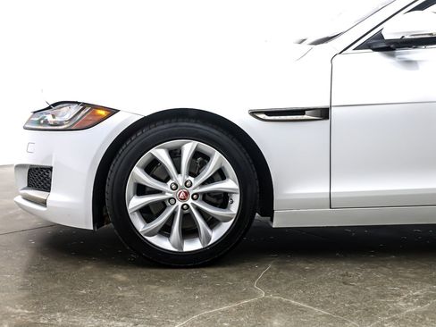 Used 2017 Jaguar XF Premium image 10