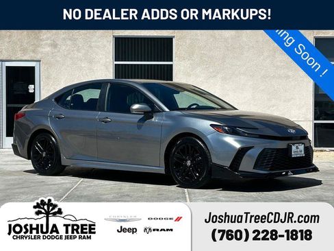 Used 2025 Toyota Camry SE FWD image 1