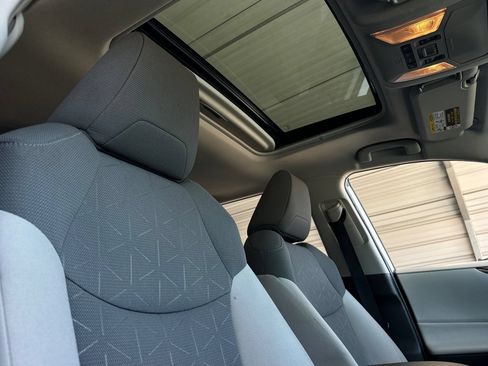 Used 2021 Toyota RAV4 XLE w/ Convenience Package FWD image 17