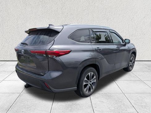 Used 2021 Toyota Highlander XLE FWD image 3
