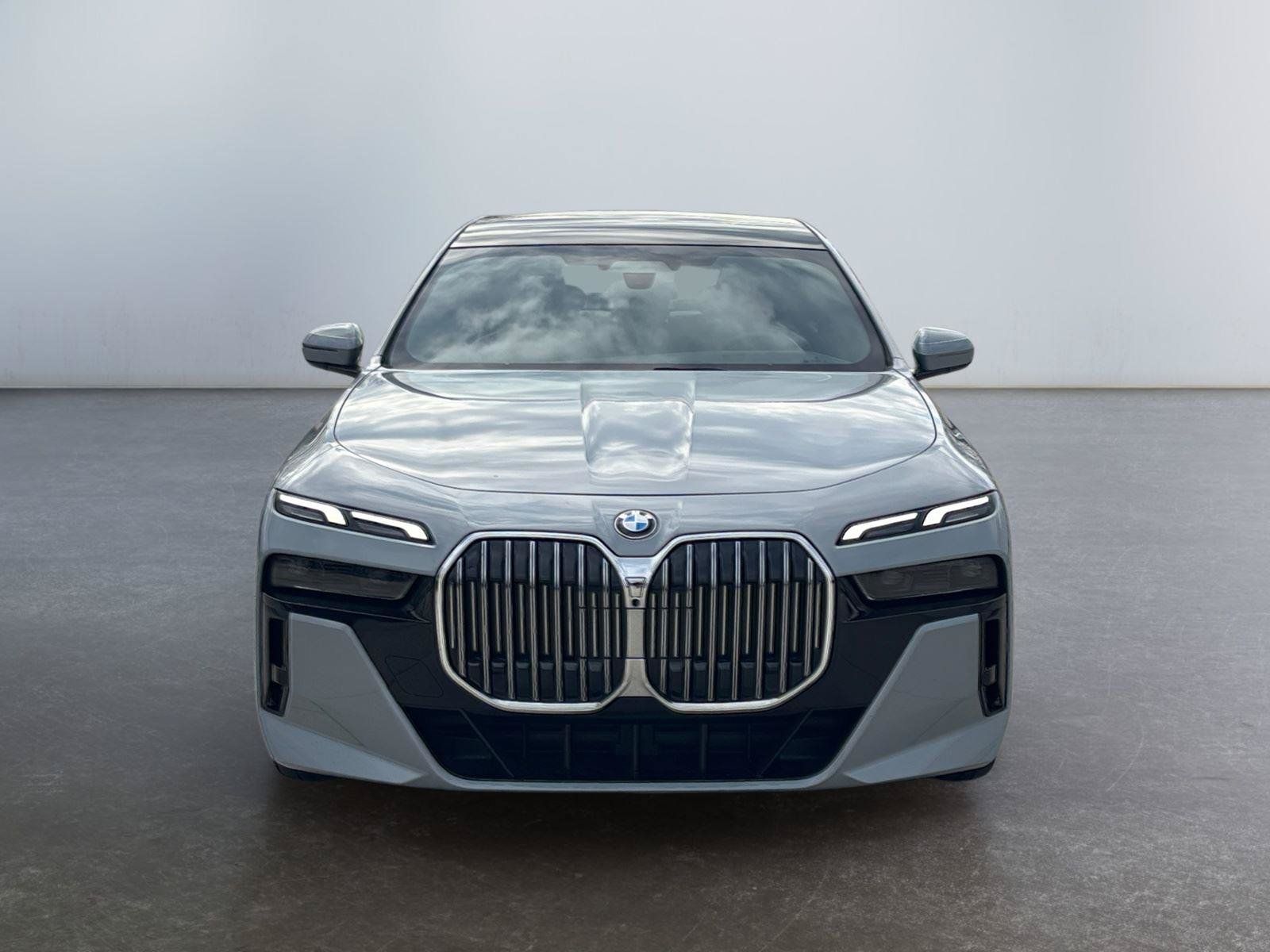 Used 2023 BMW 760i xDrive AWD/4WD image 8