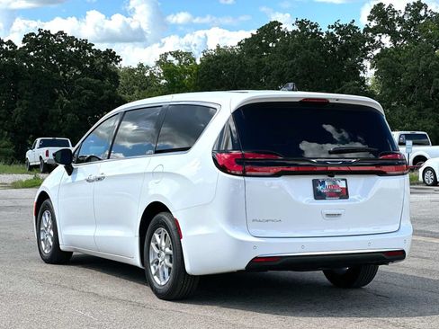 New 2027 Chrysler Pacifica Select FWD image 13
