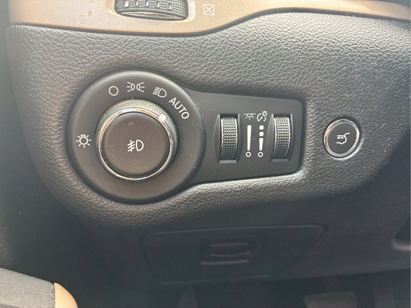Certified 2017 Jeep Cherokee Latitude w/ Comfort/Convenience Group FWD image 32