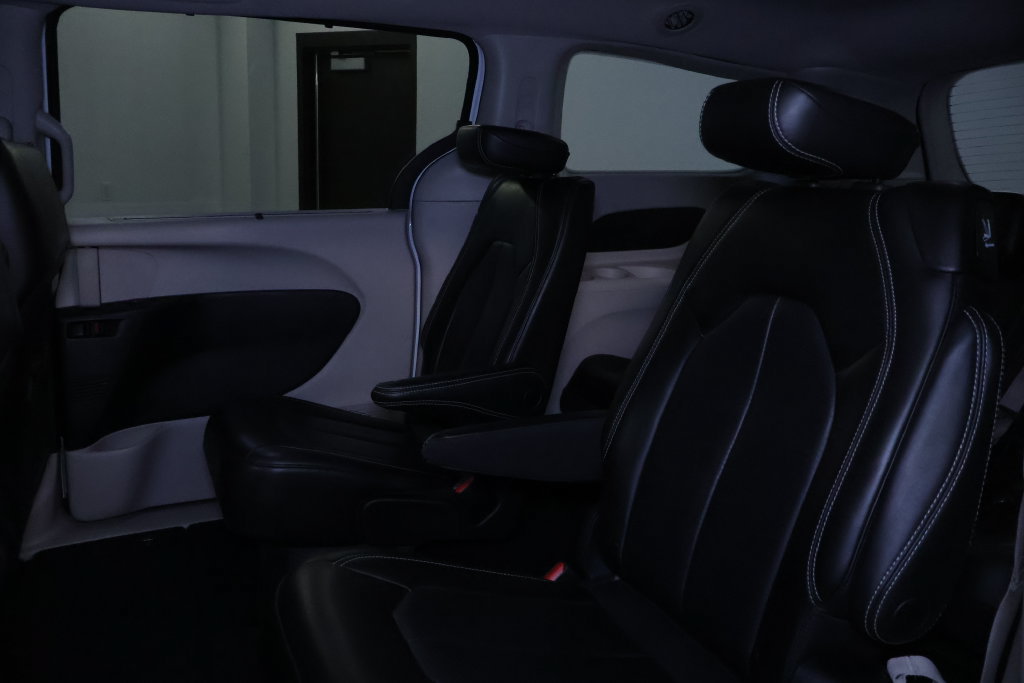 Used 2023 Chrysler Pacifica Touring-L FWD image 14