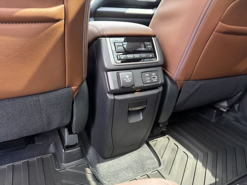 Used 2025 Subaru Ascent Touring AWD/4WD image 24