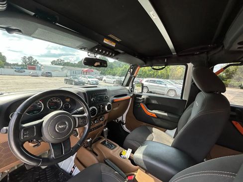 Used 2017 Jeep Wrangler Unlimited Sahara image 18