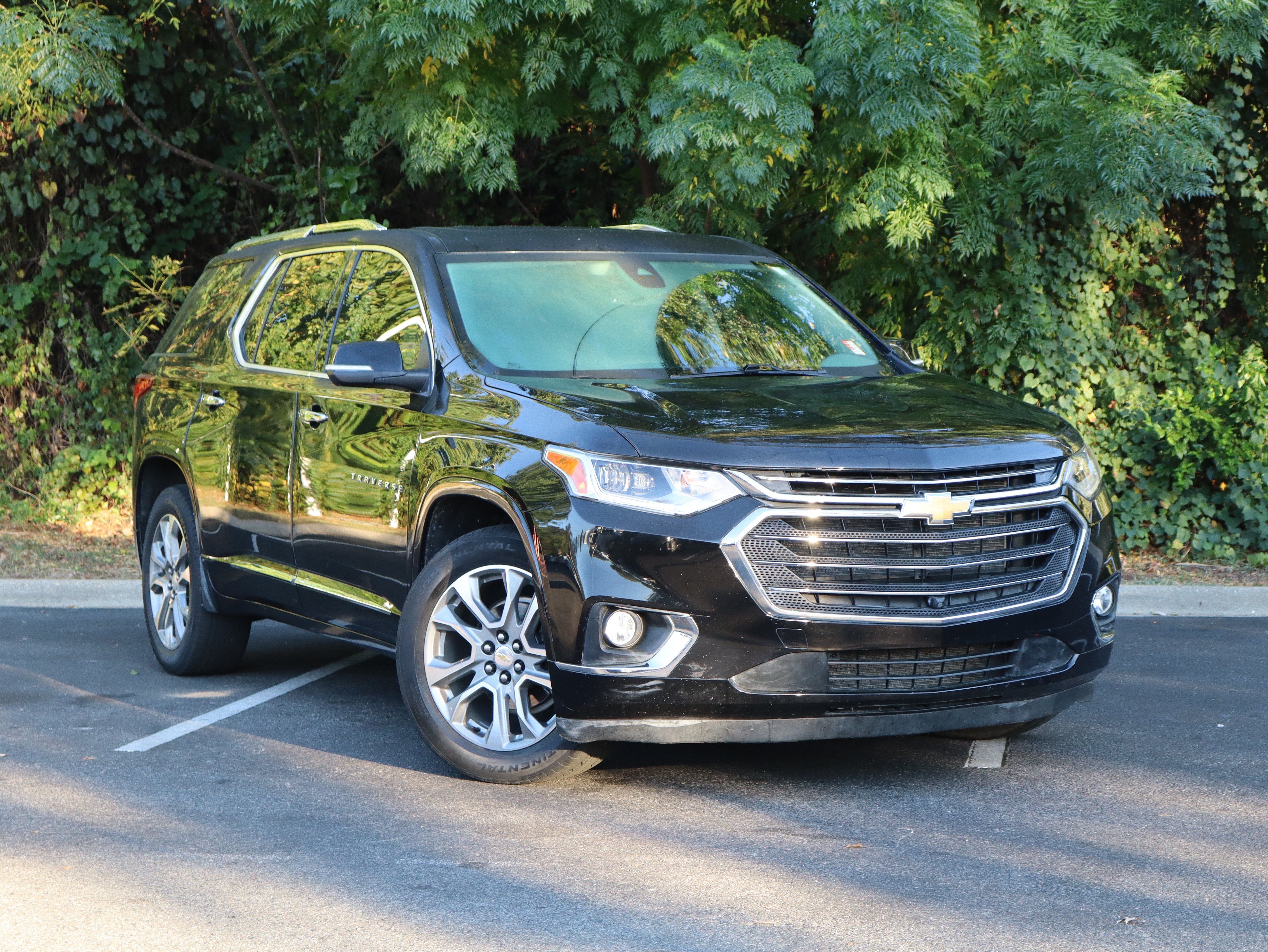 Used 2021 Chevrolet Traverse Premier FWD image 2