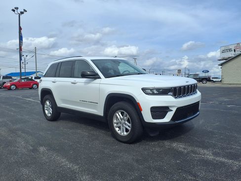 Used 2023 Jeep Grand Cherokee Laredo w/ Luxury Tech Group I AWD/4WD image 4