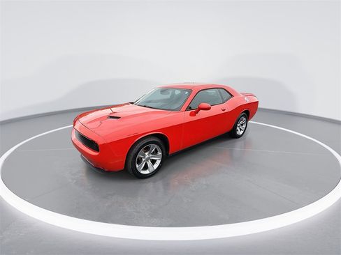 Used 2019 Dodge Challenger SXT image 4