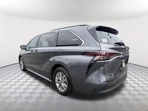 Used 2025 Toyota Sienna XLE FWD image 7