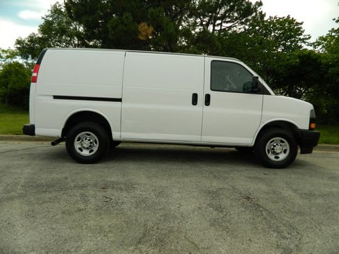 Used 2021 Chevrolet Express 2500 w/ Driver Convenience Package RWD image 5