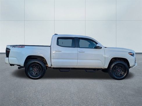 Used 2017 Toyota Tacoma TRD Sport image 2